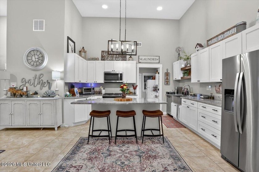 Welcome to this stunning 4 bedroom, 3 bathroom barndominium - photo 9