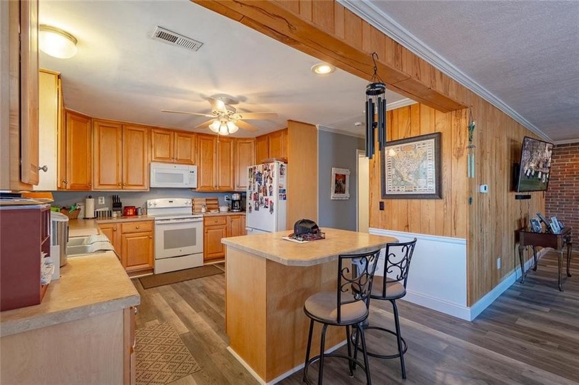Nestled at the 8 MM in Buck Creek Cove, this lakefront retreat - photo 11