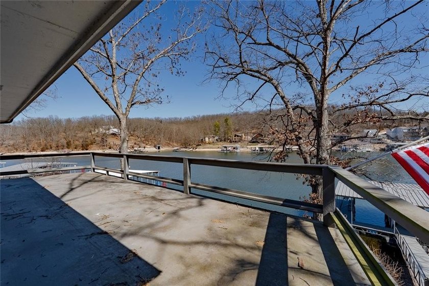 Nestled at the 8 MM in Buck Creek Cove, this lakefront retreat - photo 39
