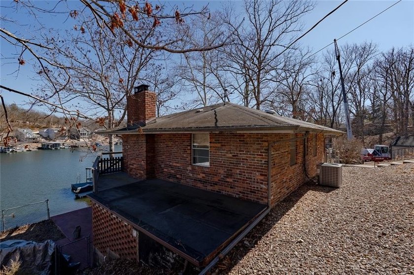 Nestled at the 8 MM in Buck Creek Cove, this lakefront retreat - photo 50