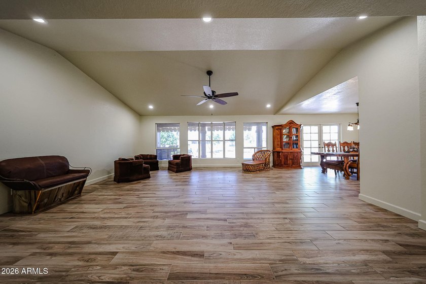 Beautifully updated Alameda Model with an Amazing Lake View. 3 - photo 5