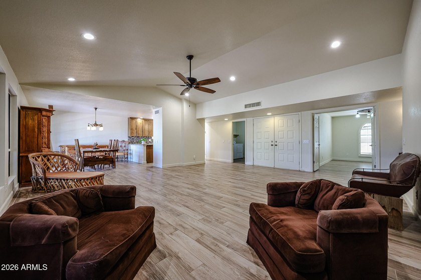 Beautifully updated Alameda Model with an Amazing Lake View. 3 - photo 7