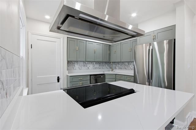 Welcome to this beautifully maintained home in desirable Grosse - photo 7