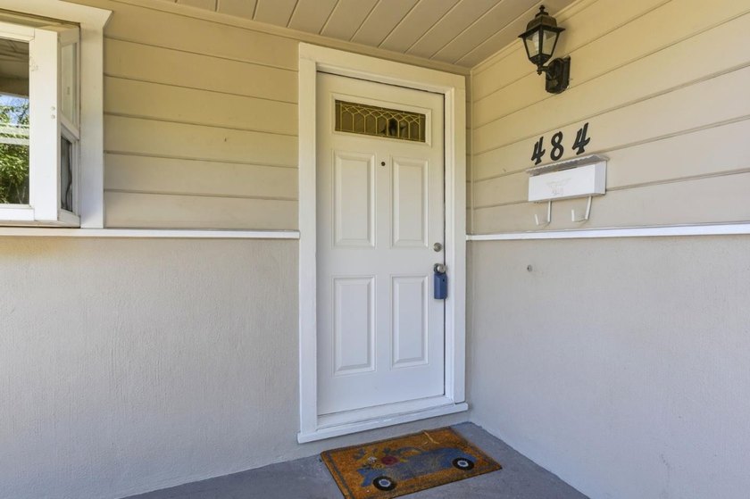 Elegance &amp; Convenience in a Prime Location. Rare 8,600+ SF lot - photo 2