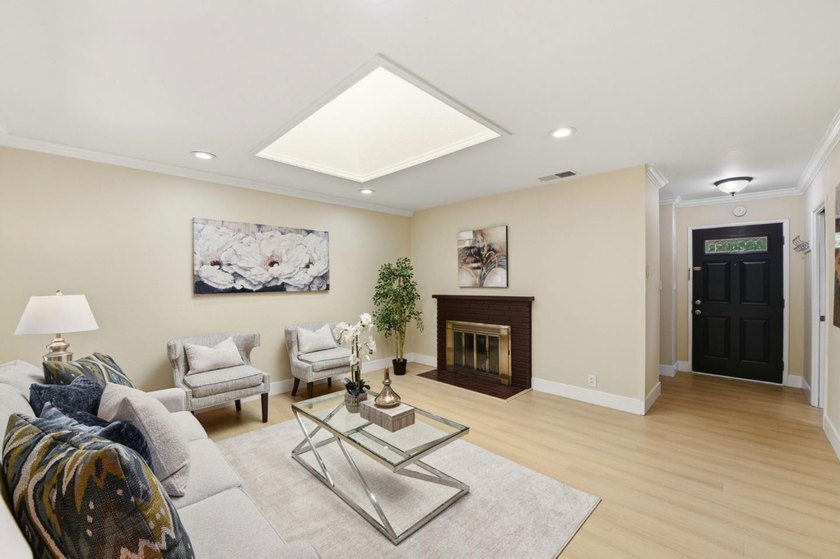 Elegance &amp; Convenience in a Prime Location. Rare 8,600+ SF lot - photo 4