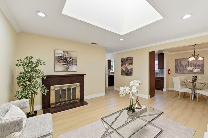 Elegance &amp; Convenience in a Prime Location. Rare 8,600+ SF lot - photo 5