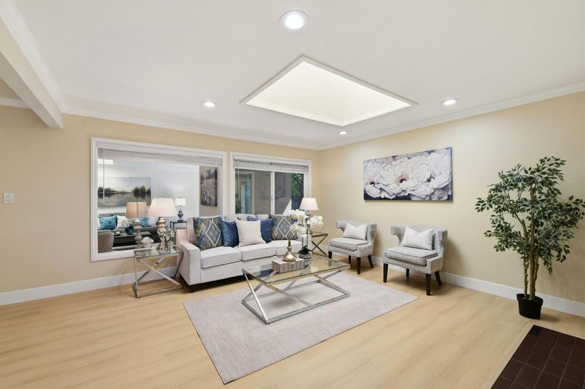 Elegance &amp; Convenience in a Prime Location. Rare 8,600+ SF lot - photo 6