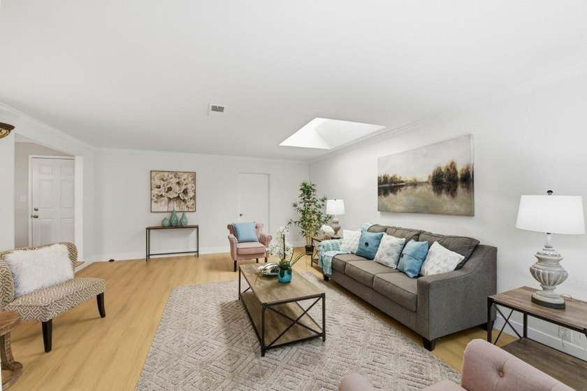 Elegance &amp; Convenience in a Prime Location. Rare 8,600+ SF lot - photo 8