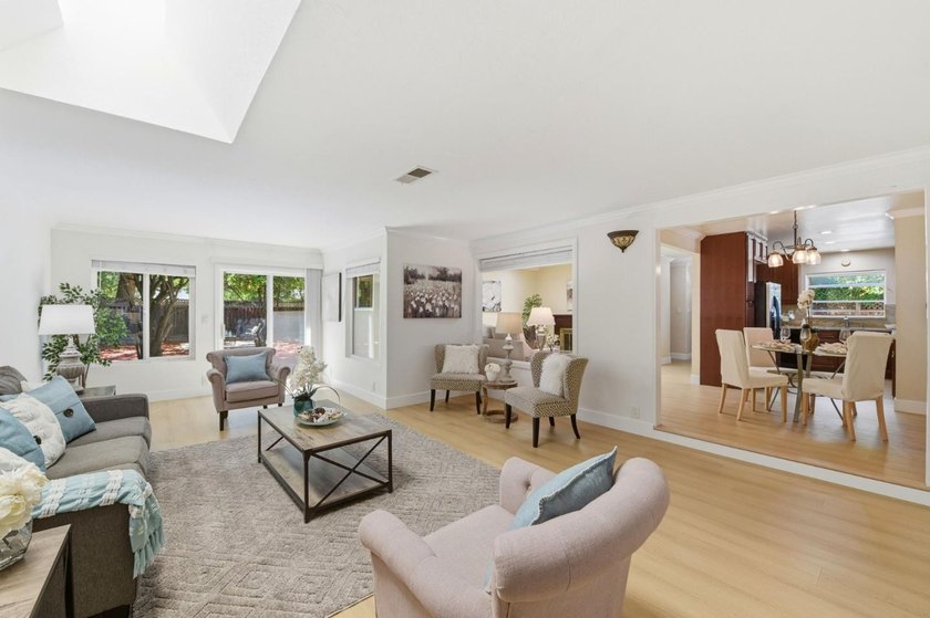 Elegance &amp; Convenience in a Prime Location. Rare 8,600+ SF lot - photo 9