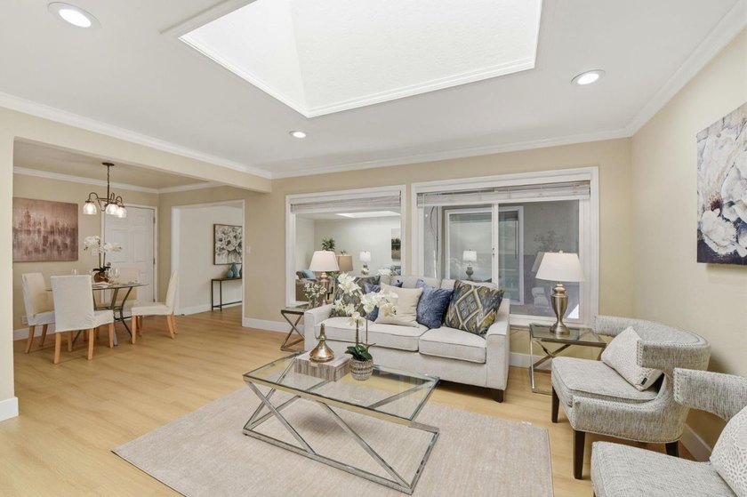 Elegance &amp; Convenience in a Prime Location. Rare 8,600+ SF lot - photo 10