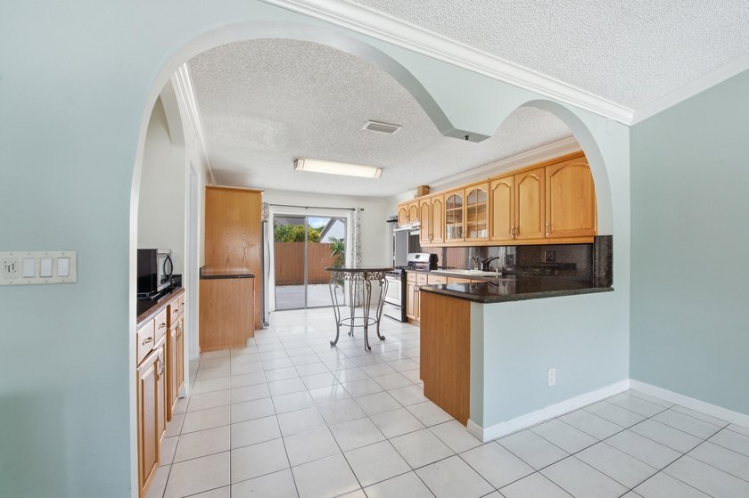 Move right into this beautifully updated 3-bedroom, 2-bath home - photo 4