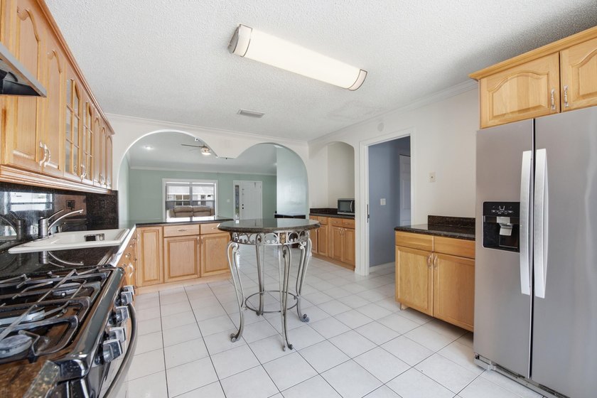 Move right into this beautifully updated 3-bedroom, 2-bath home - photo 7