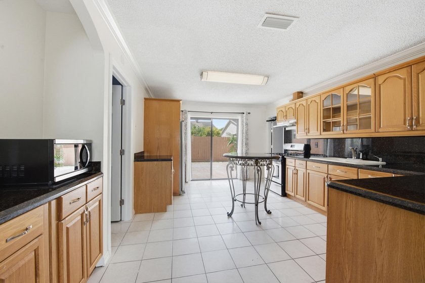Move right into this beautifully updated 3-bedroom, 2-bath home - photo 8