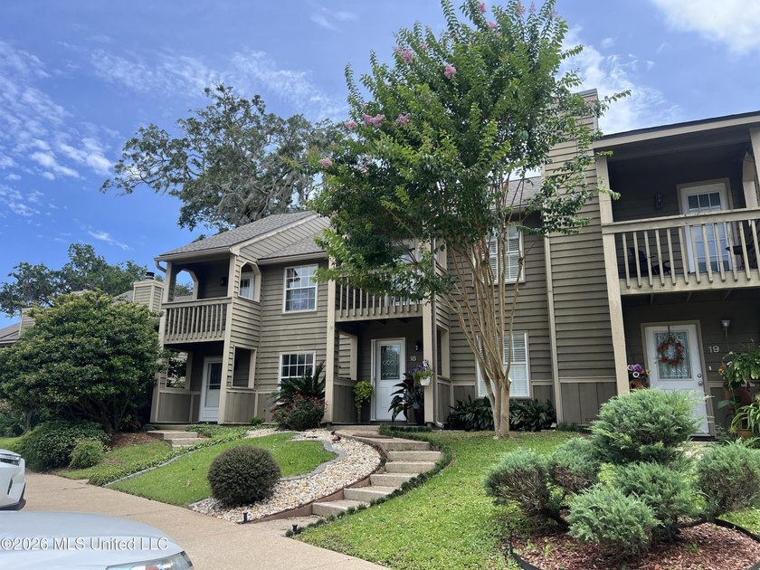 Desirable end unit 2BR/2.5BA townhouse with stylish updates - photo 2