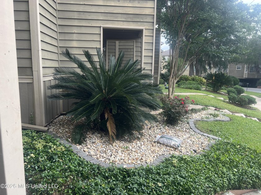 Desirable end unit 2BR/2.5BA townhouse with stylish updates - photo 3