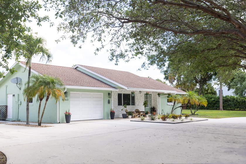 Welcome to your private acre retreat in the highly sought after - photo 9