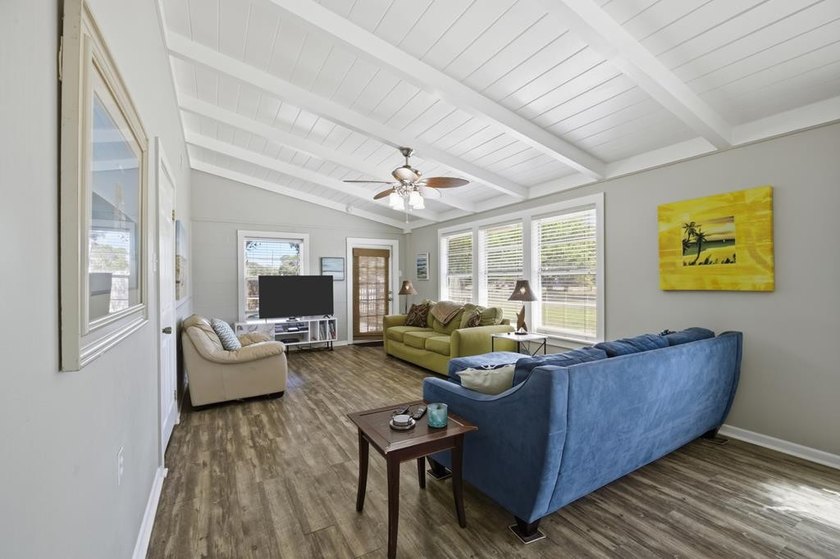 Coastal Cottage in a Prime Beach Town! Fall in love with this - photo 4