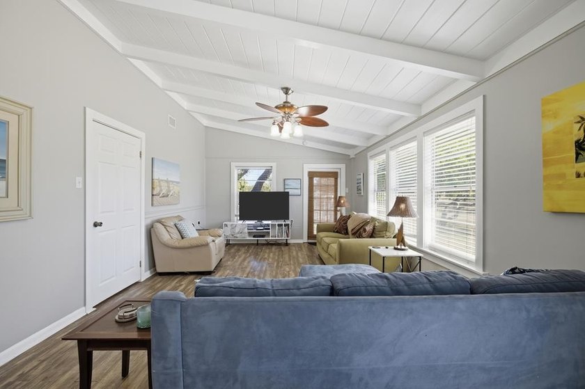 Coastal Cottage in a Prime Beach Town! Fall in love with this - photo 6