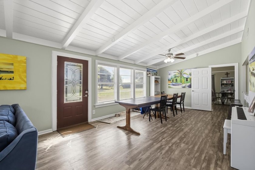 Coastal Cottage in a Prime Beach Town! Fall in love with this - photo 8