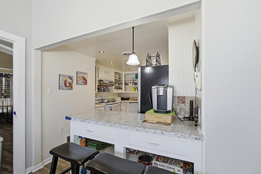 Coastal Cottage in a Prime Beach Town! Fall in love with this - photo 9