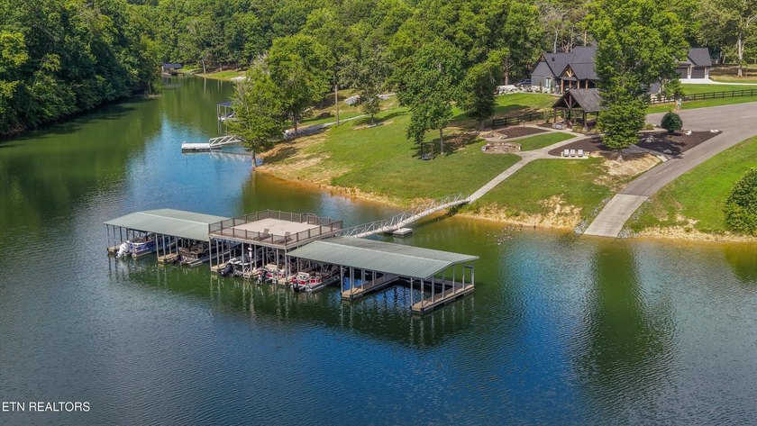 Welcome home to the perfect blend of luxury, comfort, and - photo 2