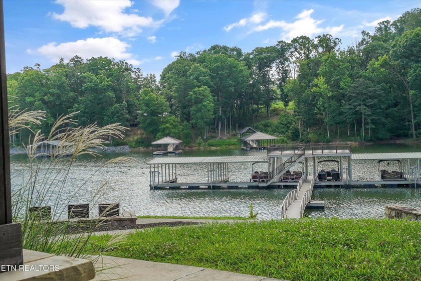 Welcome home to the perfect blend of luxury, comfort, and - photo 5