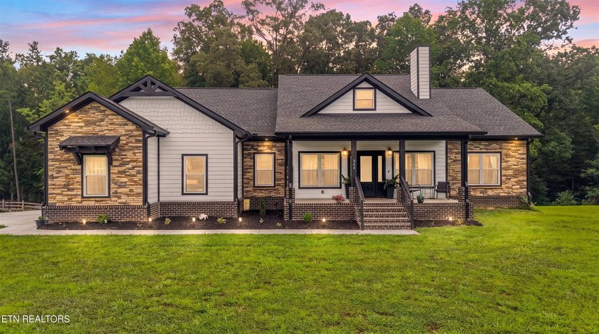 Welcome home to the perfect blend of luxury, comfort, and - photo 6