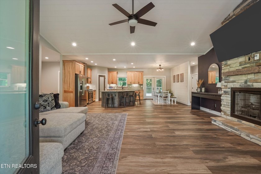 Welcome home to the perfect blend of luxury, comfort, and - photo 8