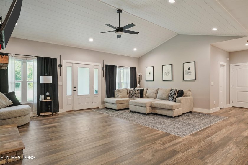 Welcome home to the perfect blend of luxury, comfort, and - photo 9