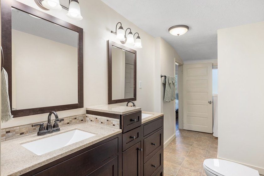 Unique investment opportunity or multi-generational living! This - photo 13