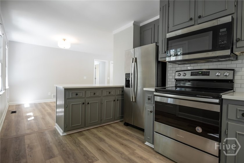 Adorable and fully remodeled ranch on a basement in the highly - photo 15