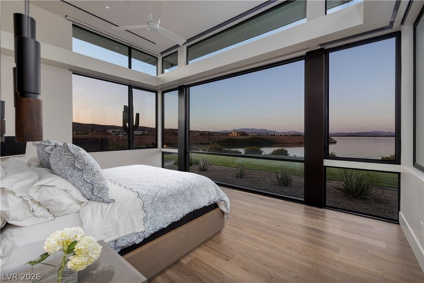 Designed by Swaback, an apprentice of Frank Lloyd Wright, this - photo 20