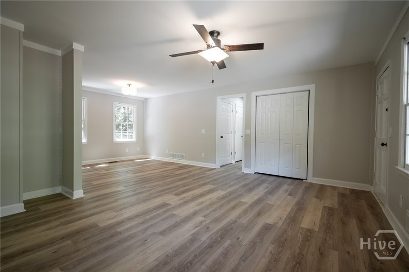 Adorable and fully remodeled ranch on a basement in the highly - photo 21
