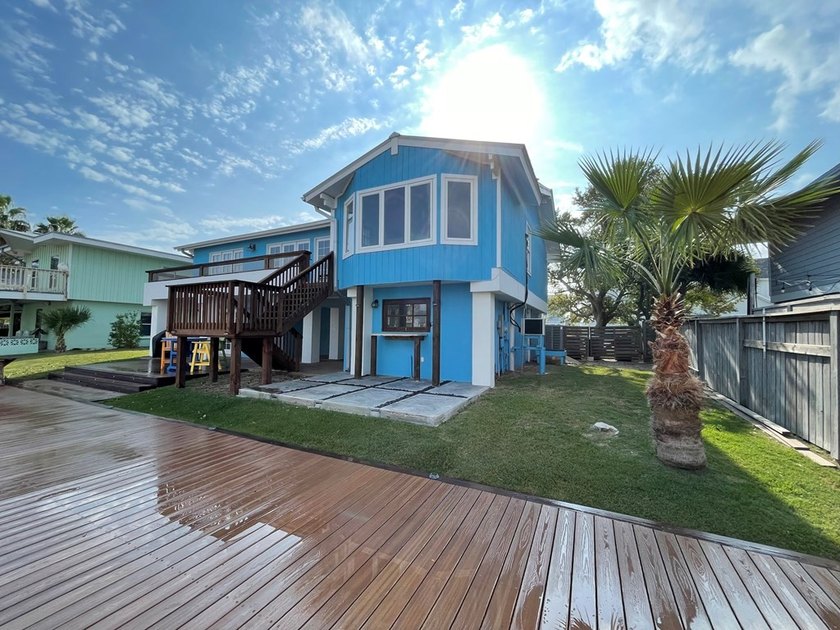 Waterfront 3/3 on Key Allegro featuring a large dock, boat lift - photo 2