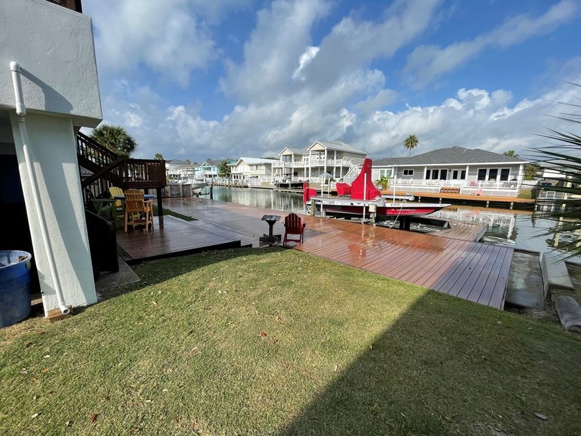 Waterfront 3/3 on Key Allegro featuring a large dock, boat lift - photo 5