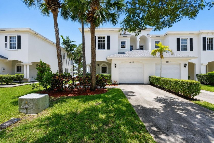 Welcome to this WATERFRONT END UNIT TOWNHOME in Emerald Lakes of - photo 4