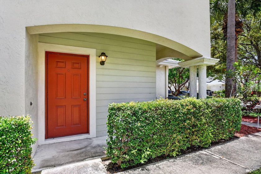 Welcome to this WATERFRONT END UNIT TOWNHOME in Emerald Lakes of - photo 7