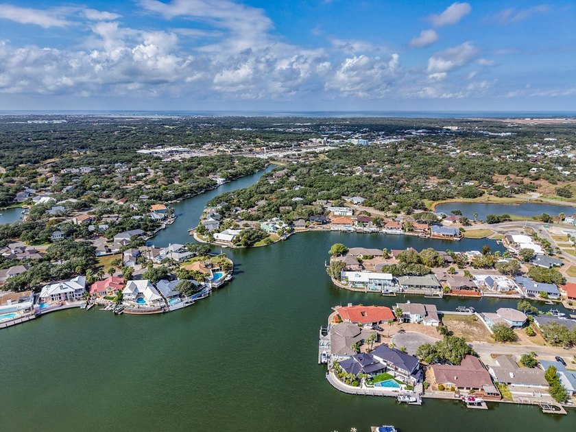 Discover a masterpiece in the prestigious Harbor Oaks community - photo 3