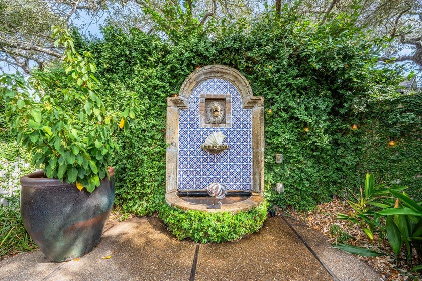 Discover a masterpiece in the prestigious Harbor Oaks community - photo 6