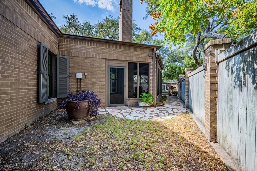 Discover a masterpiece in the prestigious Harbor Oaks community - photo 9