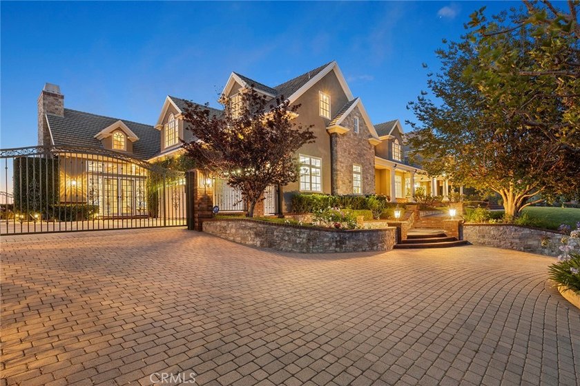 2061 Skyline Dr - photo 3