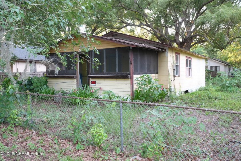 Investor Opportunity! Situated on a large lot at the end of a - photo 3