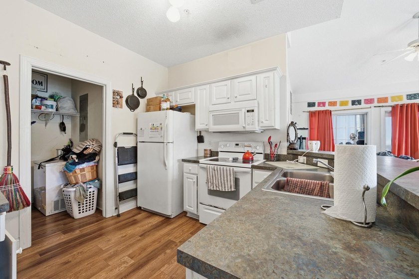 Welcome to this a well-maintained 3 bed/2bath upper-level condo - photo 13