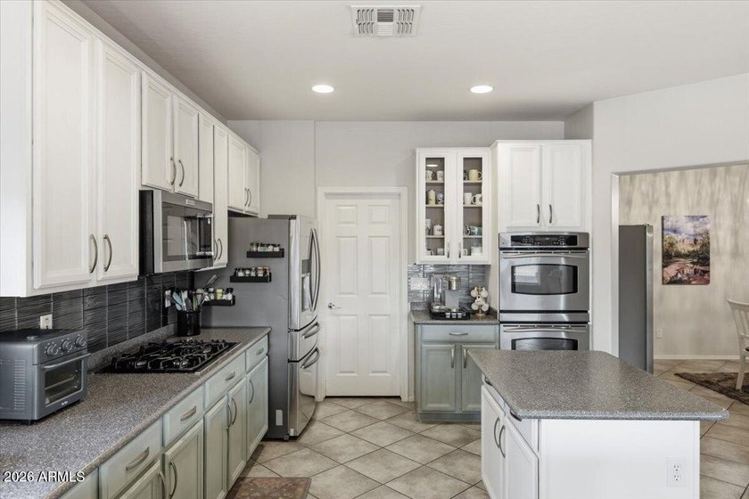 GREAT LOCATION + LARGE GOLF COURSE LOT! Situated on the 4th - photo 26