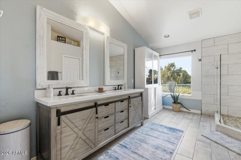 GREAT LOCATION + LARGE GOLF COURSE LOT! Situated on the 4th - photo 36