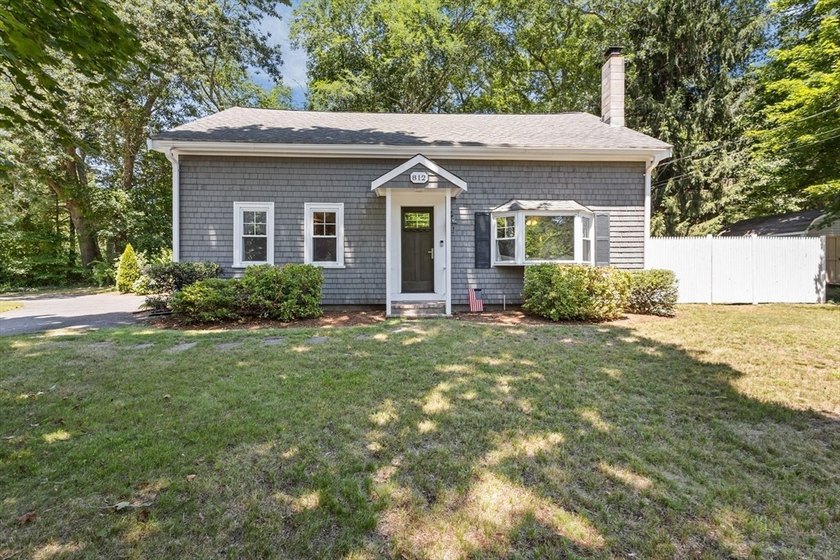 Welcome to this well-maintained 3-bedroom, 1-bath home offering - photo 2
