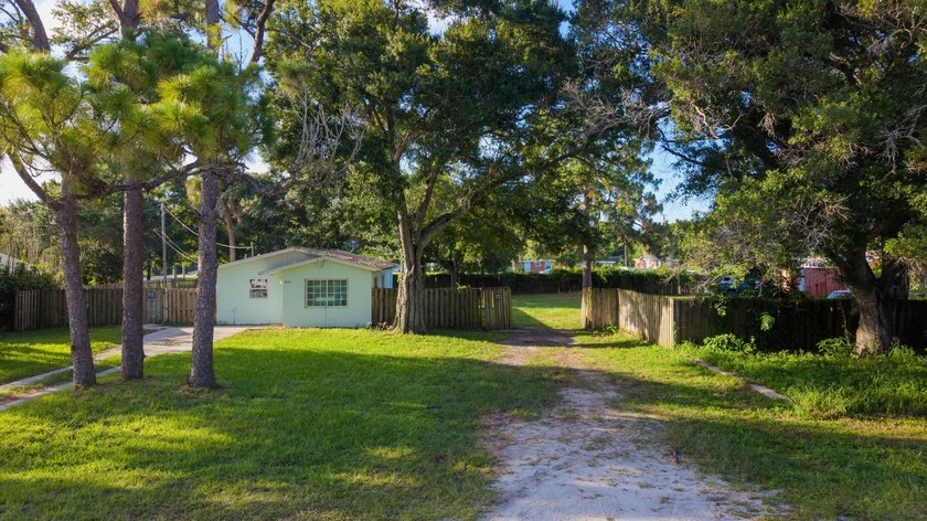 Unique opportunity to own a secluded property in the heart of - photo 3