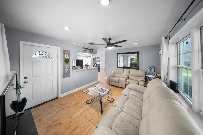 Unique opportunity to own a secluded property in the heart of - photo 4