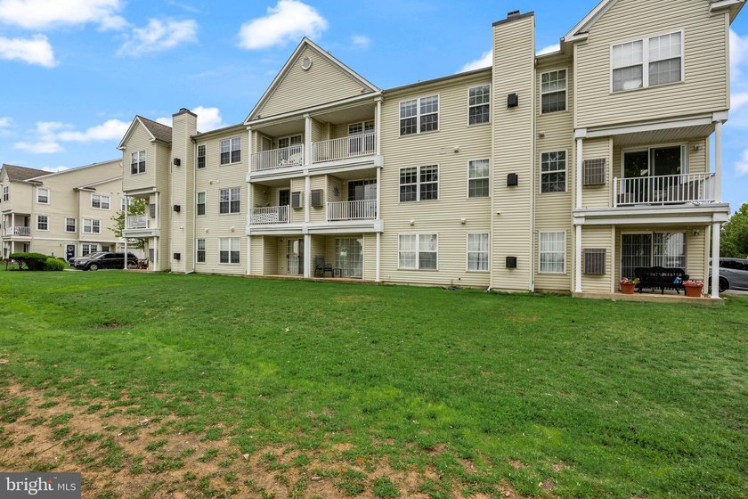 Beautiful 2-bedroom, 2.5-bath townhome located in a highly - photo 21