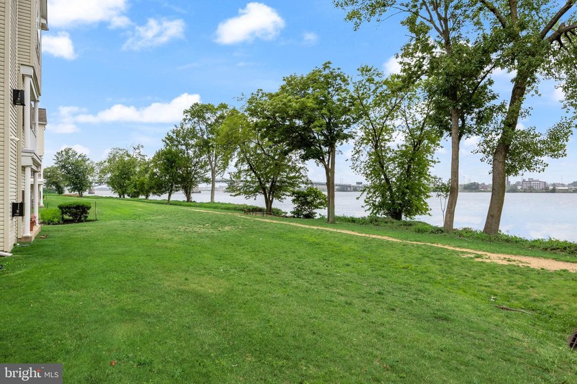 Beautiful 2-bedroom, 2.5-bath townhome located in a highly - photo 23